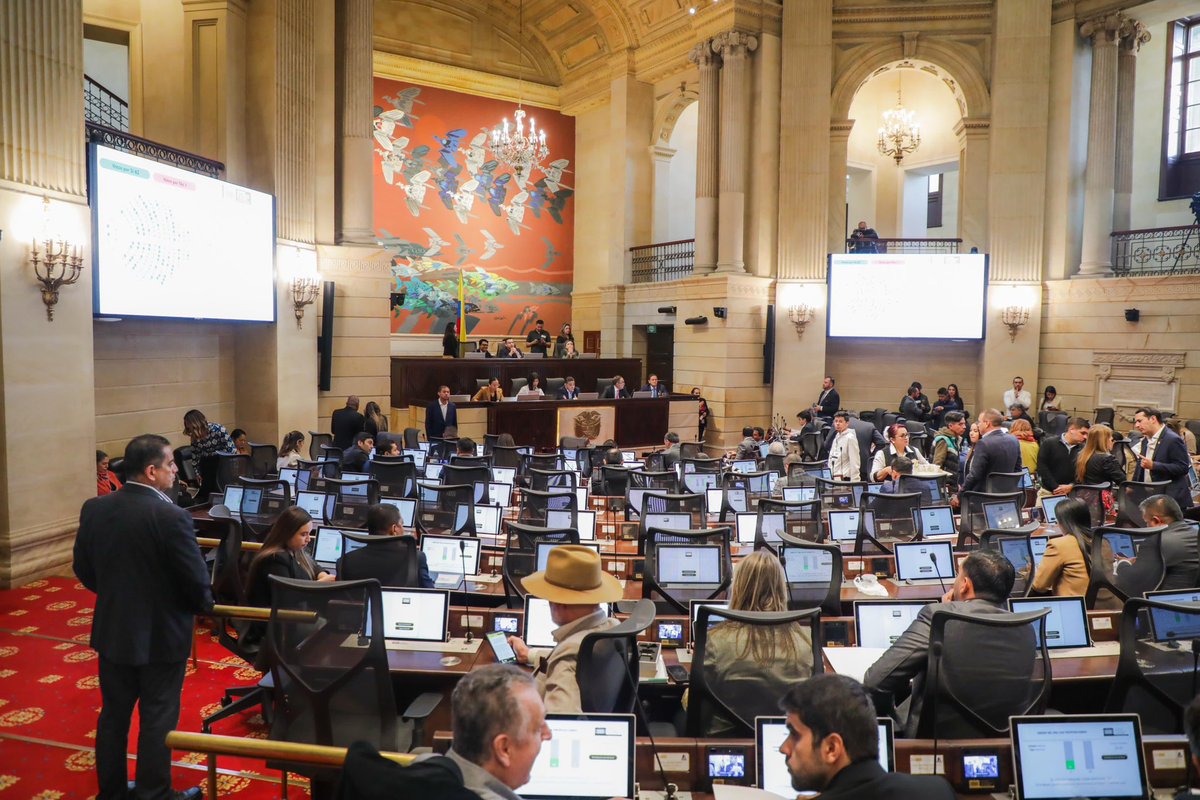 MinEnergiaCo's tweet photo. ¡Por la #TransiciónEnergéticaJusta y la Justicia tarifaria! #JuntosLoLogramos
El Ministro @andrescamachom_ atendió a la Moción de Censura citada por la Cámara de Representantes, resaltando los siguientes puntos clave:
⚡️Mercado de Energía y medidas regulatorias.
⚡️Gestión de Hidrocarburos.
⚡Transición Energética Justa: #ComunidadesEnergéticas, #MunicipiosyTerritoriosEnergéticos.
Abrimos hilo🧵