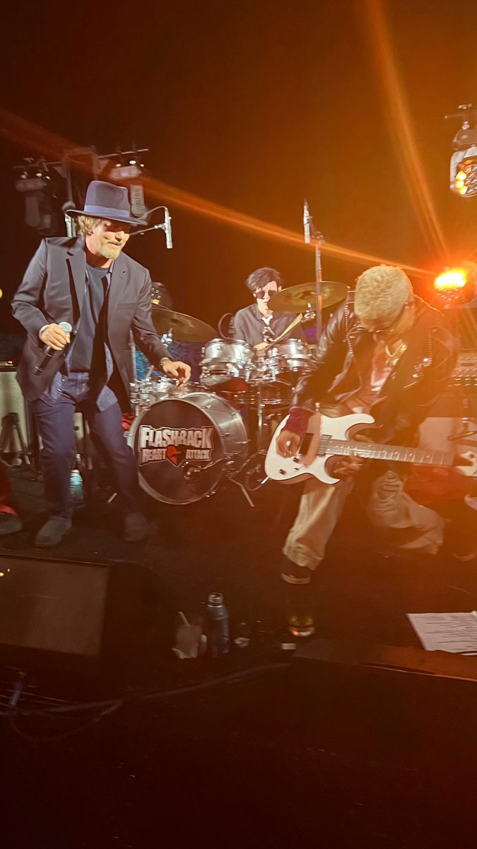 demetriosns's tweet photo. Cool! https://t.co/4hOhR8jHg9 #EddieVedder #FlashbackHeartAttack https://t.co/livuYHBhUm