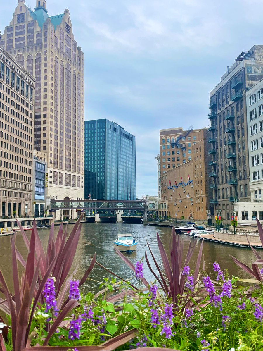 Downtown Milwaukee - Riverwalk 🚤 
Tuesday Evening