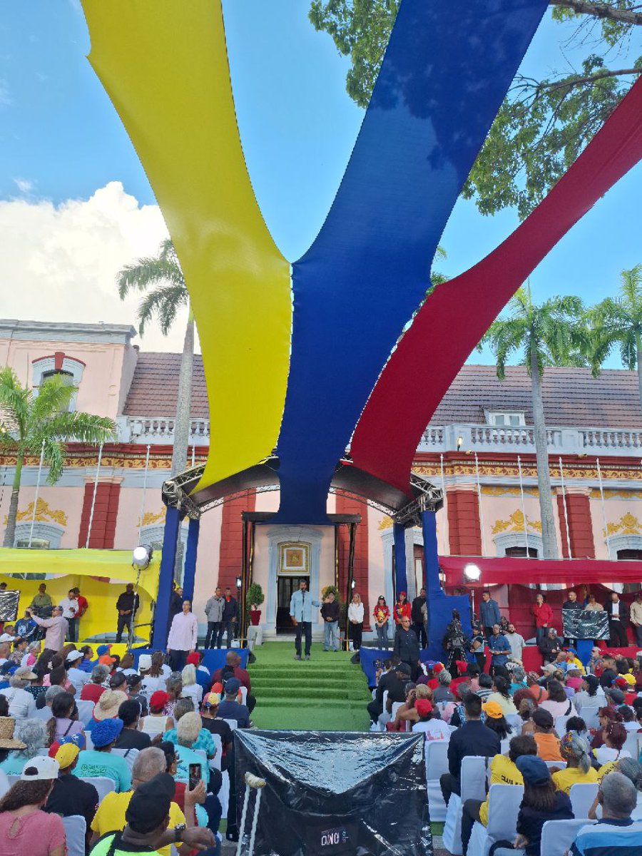 Carmen Meléndez (@gestionperfecta) on Twitter photo Nuestro Presidente <a href="/NicolasMaduro/">Nicolás Maduro</a> dio la bienvenida en Miraflores a las abuelas y abuelos que participaron en la gran marcha de este #6Ago: "Esta es la casa de la libertad, la casa presidencial, la casa del pueblo!", les dijo.
Hombres y mujeres resteados con el Jefe de Estado. Nuestro Presidente <a href="/NicolasMaduro/">Nicolás Maduro</a> dio la bienvenida en Miraflores a las abuelas y abuelos que participaron en la gran marcha de este #6Ago: "Esta es la casa de la libertad, la casa presidencial, la casa del pueblo!", les dijo.
Hombres y mujeres resteados con el Jefe de Estado.