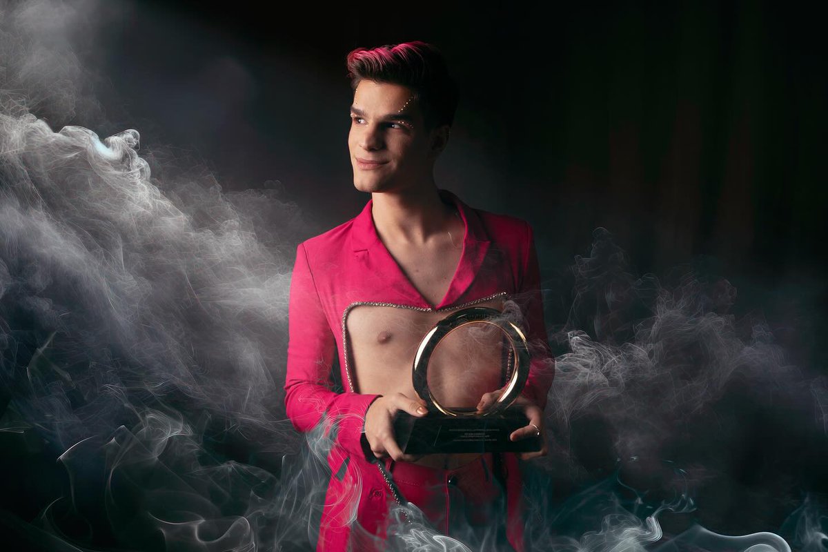 “Mi primer trabajo profesional; gané el Premio Metropolitano de Teatro a mejor actuación masculina, que se ha otorgado solo a 5 personas. Me esforcé mucho, pero no me enfoqué en el galardón, sino en una actuación estable y contar bien la historia”

— <a href="/SoyNelsonC/">Nelson Carreras Oficial</a> para <a href="/DiariodeCA/">Diario de Centro América</a>.