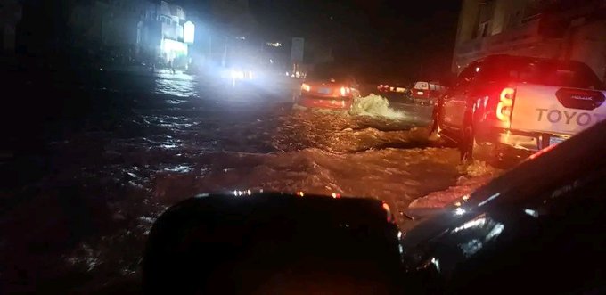 #عاجل
نداء إنساني
نناشد دول التحالف العربي بإنقاذ أبناء الحديدة ومساعدة أهلها من سيول الأمطار
ونحذر الحوثيين من المساس بالمساعدات الإنسانية أو سرق ونهب بيوت المواطنين بدعوى إنقاذهم
الحوثي ماقدر يأمن سقف بيت كشكوش الذي سقط من الأمطار
كيف عاده عينقذ أهل الحديدة من الغرق
#قلم_حرة