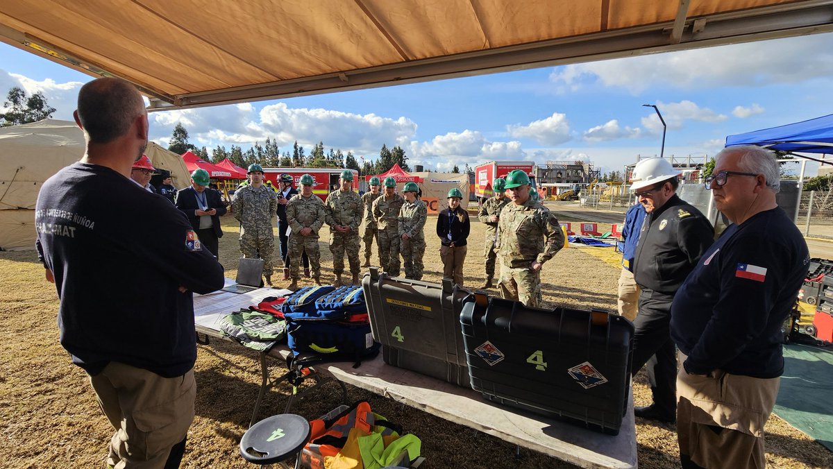 𝗩𝗜𝗦𝗜𝗧𝗔 𝗘𝗠𝗖𝗢 | El <a href="/EmcoChile/">Estado Mayor Conjunto</a> junto a una delegación de militares del Estado de Texas visitó el Campus Central de la <a href="/ANB_Chile/">Academia Nacional</a>  para conocer las especialidades de Materiales Peligrosos (HazMat) y USAR que accionan ante emergencias y desastres.