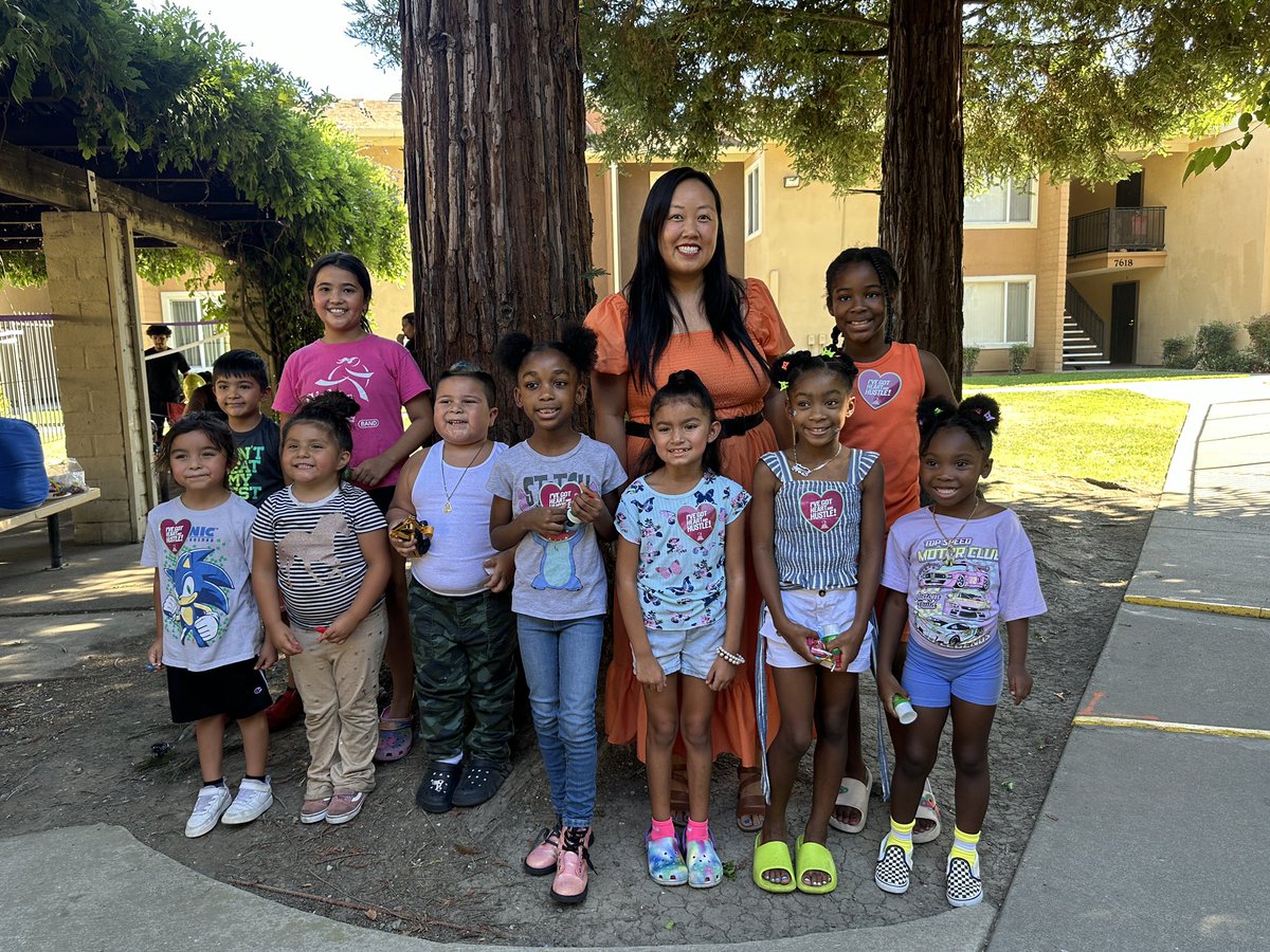 MaiForUs's tweet photo. It’s National Night Out across our City! First stop, Whispering Pines! Love being in community with all our residents and youth ♥️! #HeartAndHustle #CommUNITY #Meadowview #District8 https://t.co/mNrwH3fRgP