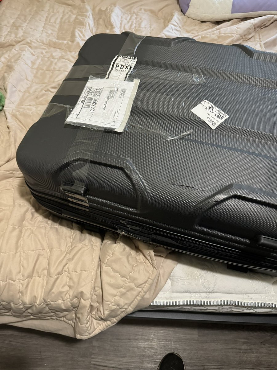 rubster217's tweet image. Apparently delta doesn’t care for your luggage 😐 and I can’t even get through to put in a claim because I get put on hold for 2 hrs and not even get properly helped. First it got lost then when it finally arrive this is how it comes.. @Delta this is unacceptable