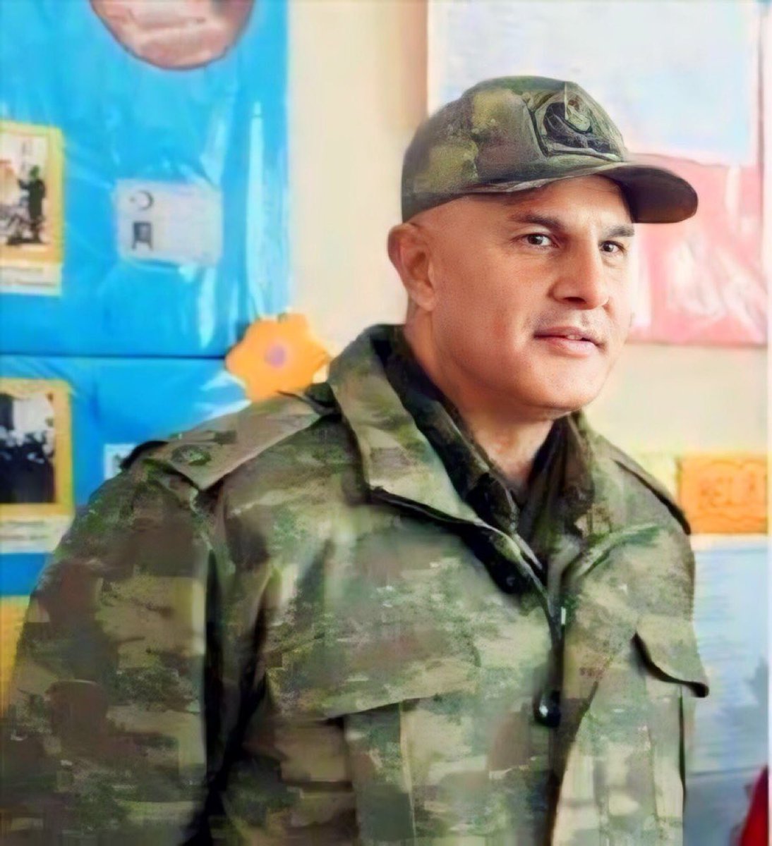 Eşiyle birlikte aracına binerken pusuya düşürdüler. Eşine siper oldu. Onu kurtardı, kendisi şehit oldu. Malazgirt İlçe Jandarma Komutanı Binbaşı Arslan Kulaksız… 

UNUTTURMAYACAĞIZ!