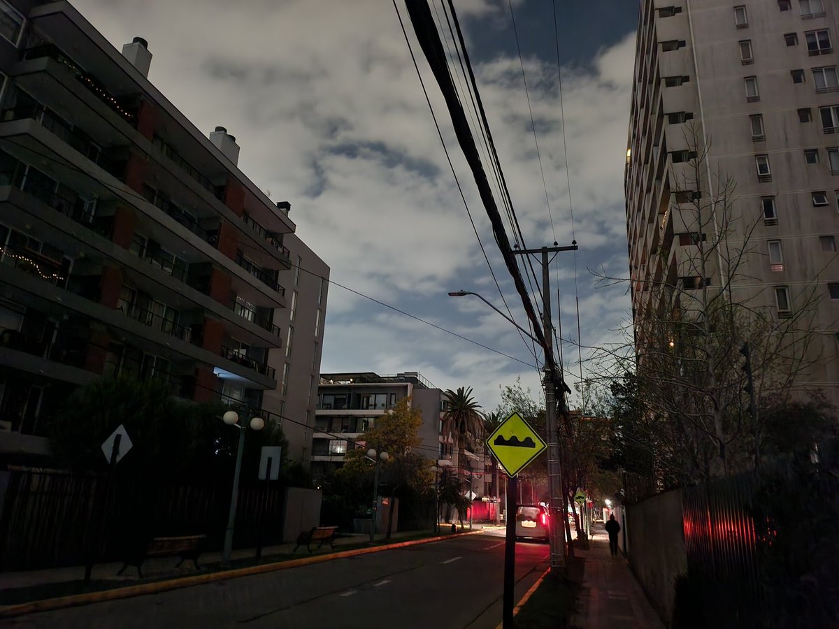 Domange_cl's tweet photo. De nuevo @EnelChile nos tiene sin luz. 
En Ñuñoa, calles Holanda, Gerona y Jorge Washington.
¿Arreglan los cortes con un chicle? https://t.co/NM8O1W3hn0