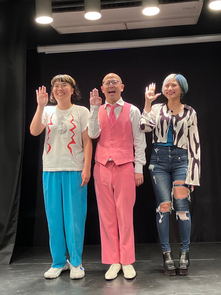 saikou_no2's tweet photo. Hi!バービー会✋🏻✋🏻✋🏻💖
トークライブだと思って行ったらトークライブじゃなかった😂
信子ちゃんがたしなめ役ということから分かる異常事態

はーたみんの上半身が沖縄で下半身が北海道に行くくだりで、信子ちゃんえっちな漫画想像してそうな動きしてて笑った https://t.co/iBlwfzrB7z