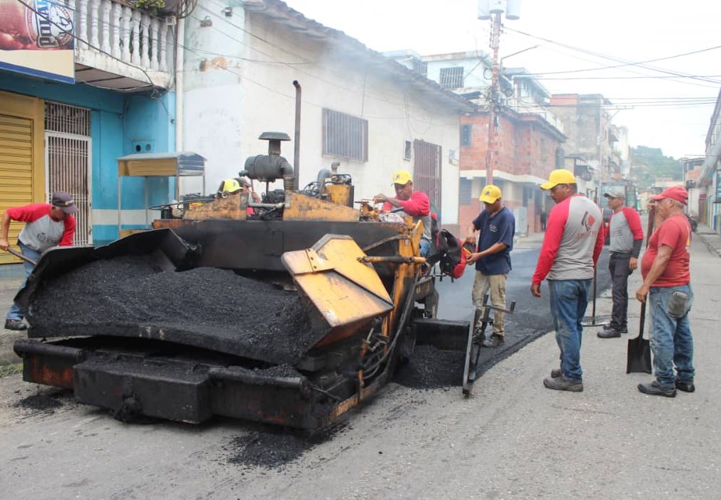 #GranTrujillo Gobierno Bolivariano aborda con asfaltado avenidas de Valera lc.cx/Uy-TKu