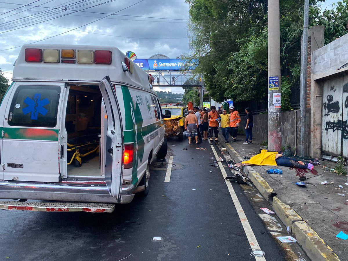 EnLaMiraNoti_SV's tweet photo. #ÚltimaHora| Dos personas muertas tras fatal accidente de tránsito en la 49 Av. Sur, cercanías del Monumento "Bienvenido a Casa", San Salvador.

– Tres personas más resultaron heridas.
– NO HAY PASO de norte a sur para incorporarse al boulevard Los Próceres o hacia Comalapa. https://t.co/Ob6ydJyZbi