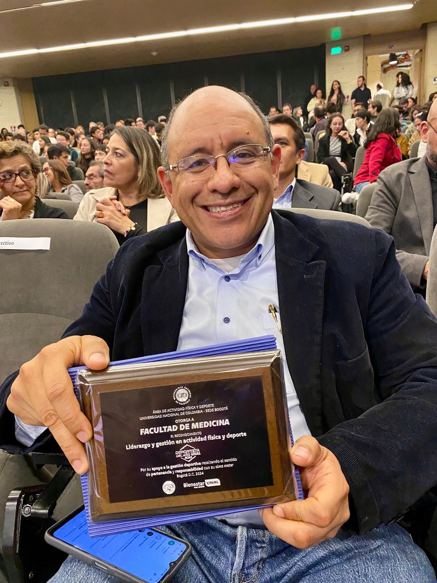 MedicinaUNAL's tweet photo. En la gala, la Facultad de Medicina recibió un valioso reconocimiento “por su apoyo a la gestión deportiva resaltando el sentido de pertenencia y responsablidad con su alma mater”, el cual fue recibido por nuestro decano, José Fernando Galván. 🚴🏋️ https://t.co/fVlFozwPwK