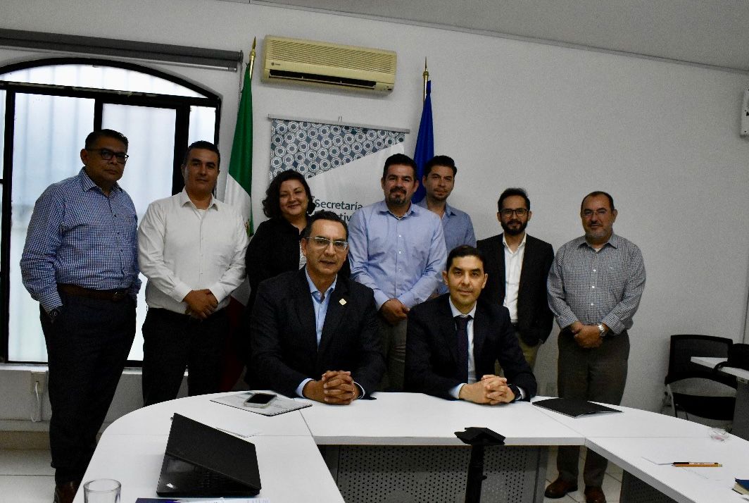 El ST de la #SESNA, <a href="/morenoroberto77/">Roberto Moreno</a>,sostuvo una reunión de trabajo con personal de la #SESAJ,  a cargo del ST <a href="/Gtinajero5/">Gilberto Tinajero</a>. Se discutió el avance en las agendas nacional y estatal #anticorrupción como es la organización de la Asamblea #SNA 2025 , así como el impulso a la