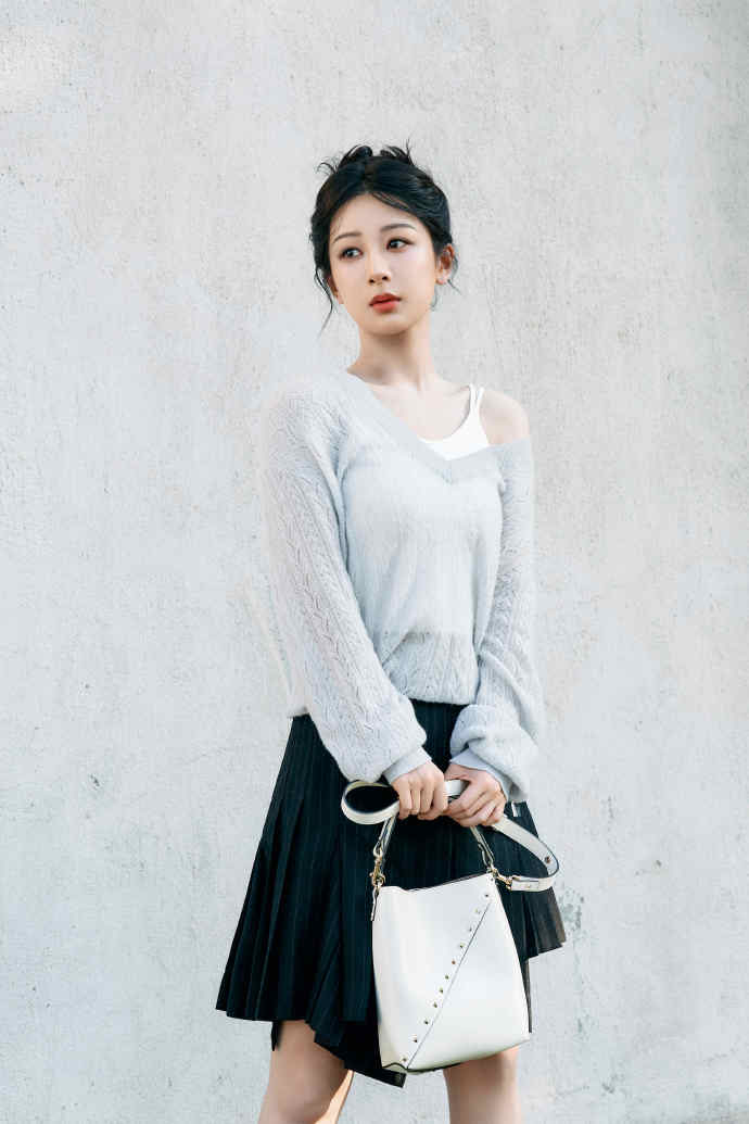 zimiyangzi's tweet photo. 📸 240807 #YangZi Studio shares new photos of her with the new @MaisonValentino Rockstud Wispy Calfskin Bucket Bag 

#YangZixValentino https://t.co/wx7sAID23e