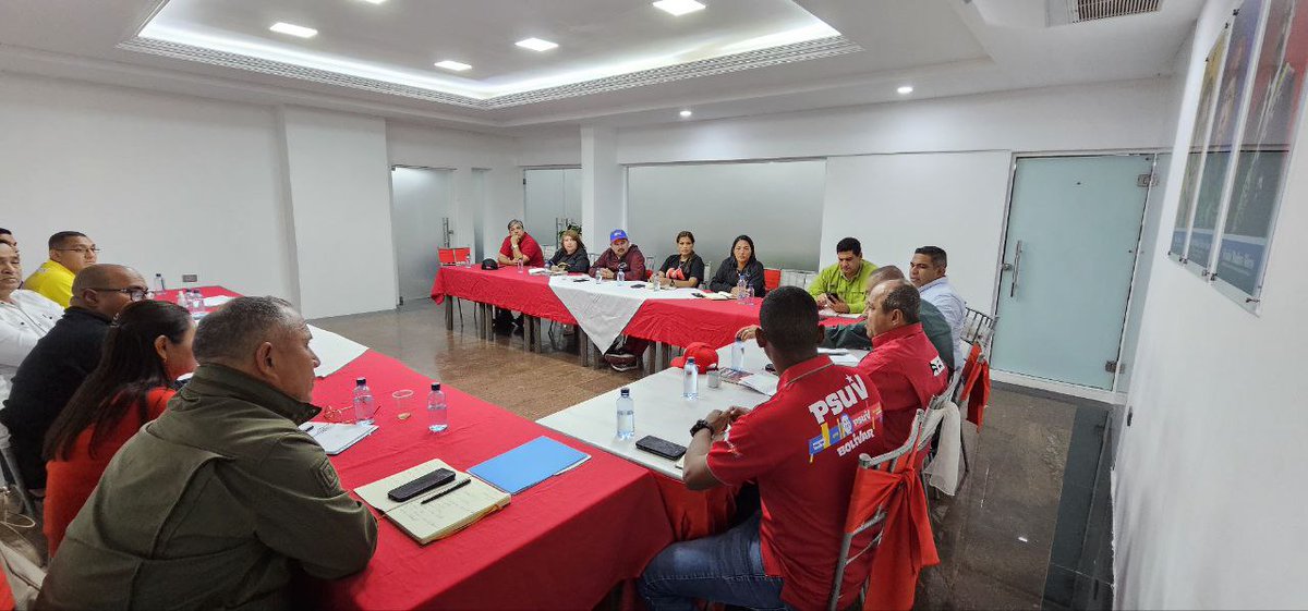 PartidoPSUV's tweet photo. Los enlaces municipales del PSUV sostuvieron encuentro de trabajo en el estado Bolívar 
https://t.co/7Fu2zzF7wp https://t.co/nnOchMe5RH