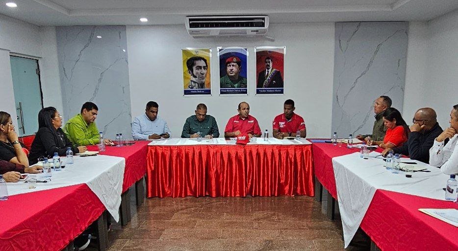 PartidoPSUV's tweet photo. Los enlaces municipales del PSUV sostuvieron encuentro de trabajo en el estado Bolívar 
https://t.co/7Fu2zzF7wp https://t.co/nnOchMe5RH