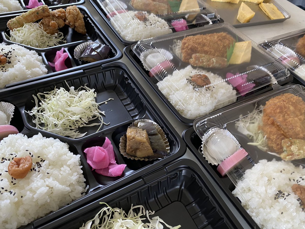 kasukof0808's tweet photo. #特製とんかつ弁当　
#からあげ弁当
いつもありがとうございます♪ https://t.co/qughtqPL5K