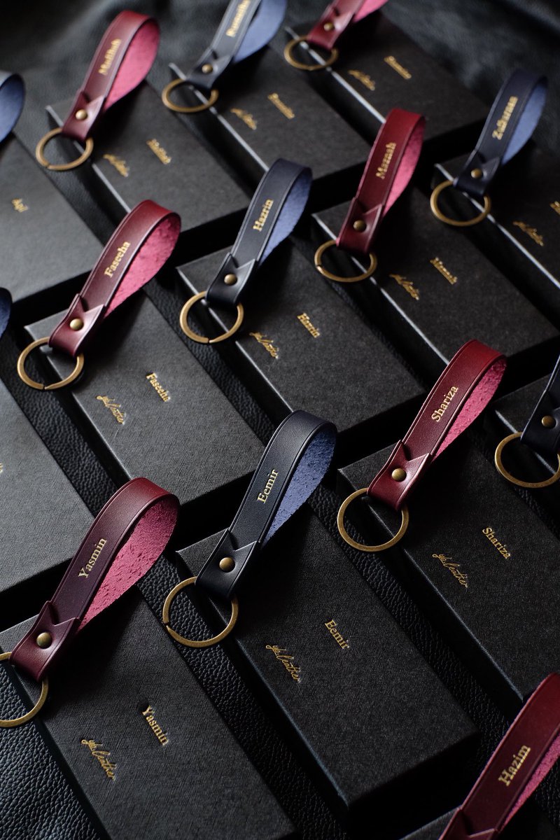 noorazrie's tweet photo. YB Leather ada buat clearance stock leather.
Leather ni dijadikan keychain.

Harga RM10 sahaja siap stamping nama
Nak tambah kotak add on RM3 
Color yang available midnight blue,maroon,dark brown.

Click link ni untuk order
https://t.co/NMVPc5PeI5

Share kan dekat kawan2 ya! 😬 https://t.co/CY8PeQoVDh