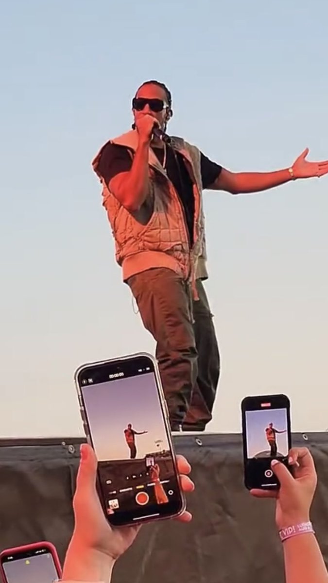 xavierRaidenn's tweet photo. Wait till she finds out she ain’t got no videos of Ludacris on her phone 🤣 https://t.co/iGhhFEyttU