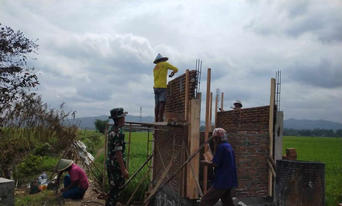 Babinsa Koramil 04/Kra Dampingi Pembuatan Rumah Pompa Program Irpom di Kelurahan Panjatan Kecamatan Karanganyar