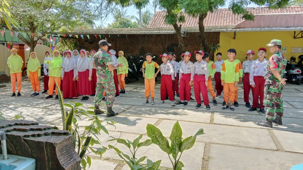 Tingkatkan Kemampuan Baris Berbaris, Babinsa Koramil 19/ Kuwarasan Latihkan Baris Berbaris Siswa MIM