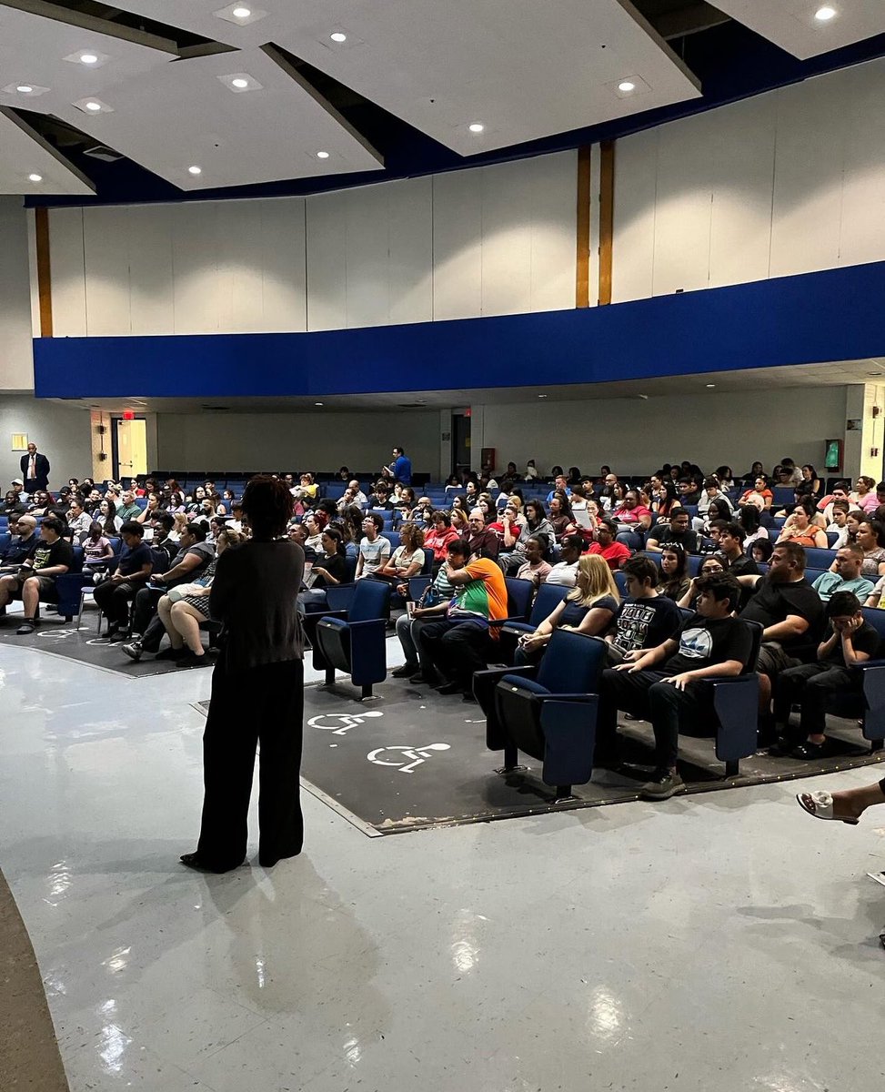 KedontaeCollins's tweet image. It was great to be back, partaking in New Student Orientation. Welcome to #TrojanCountry Trojans🧡💙. #WeAreHML