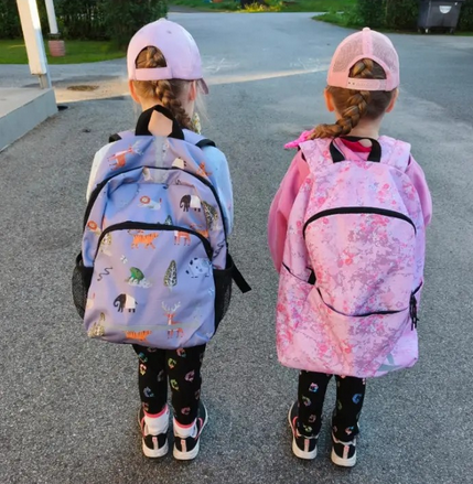 Jarkko_Moilanen's tweet photo. Tylleröt aloitti eskarin 😍 Ihania noi jättimäiset reput :) #kaksoset https://t.co/si9bZ2DxjT