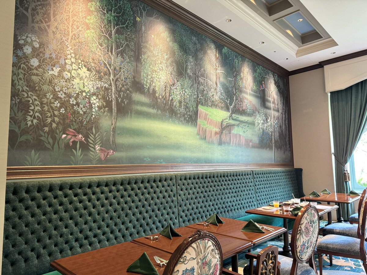 anko1118's tweet photo. FantasySpringsHotel、とにかく最高、のひと言でした👏🏻
入口からの景色は圧巻、ガラスの藤の花が綺麗すぎてため息もの...🪻
レストランはどのテーマのお部屋かワクワクしていたけれど、念願の眠れる森の美女でした🌳
最高に楽しかった〜🥰 https://t.co/sX4ABg9naV