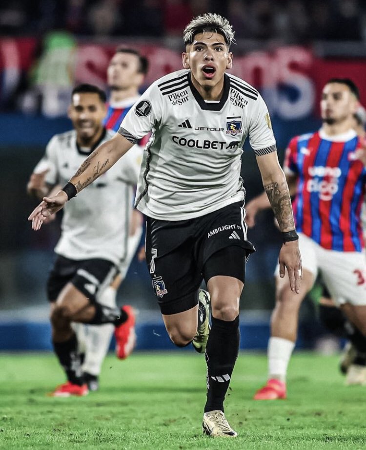 Carlos Palacios enfrenta presión en Colo Colo para mejorar rendimiento actual.