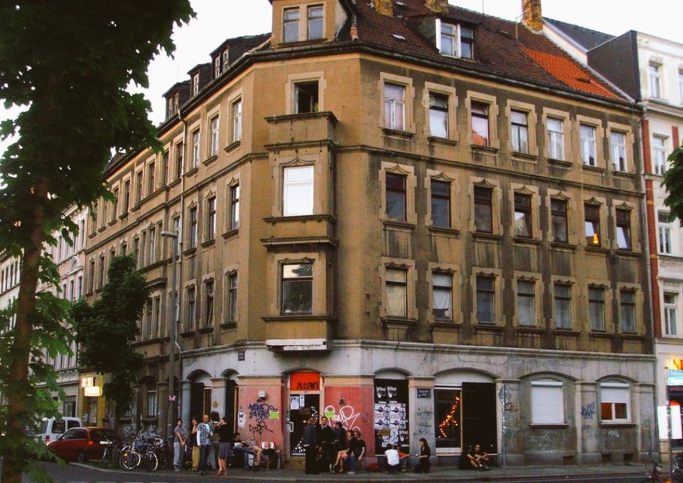 Das #Atari in #Leipzig #Reudnitz ist ein anarchistischer, antifaschistischer Stadtteilladen, ein Ort für linke Praxis &amp; Debatten.
Vor 10 Jahren war er Ziel organisierter #Neonazis, die den Freiraum angriffen. Den Job der Anti-#Antifa machen heute autoritäre pro-#Hamas-Gruppen.