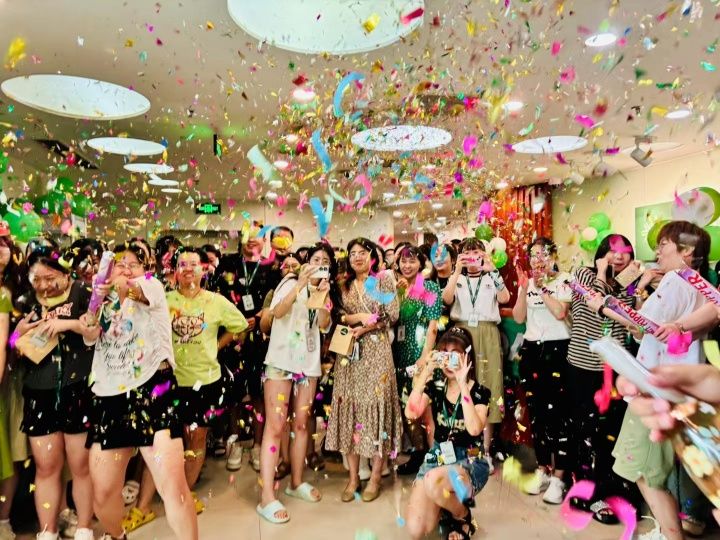 Global_Strada's tweet photo. Celebrating together as Strada feels so good! The Strada team in Dalian, China rang in the brand launch in style with delicious treats, awesome merch, and so much more. #StradaTeam #DalianLaunch #TeamCelebration https://t.co/269qXw7hAt