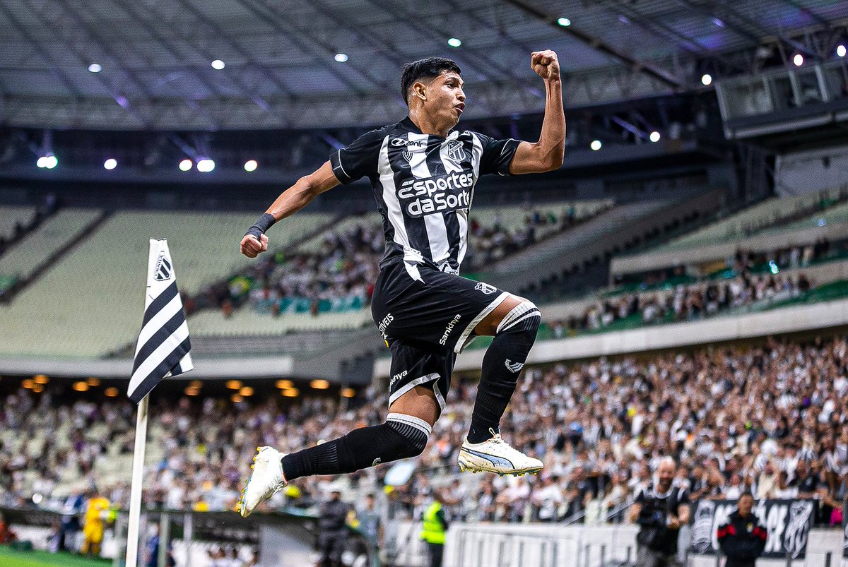 CearaSC's tweet photo. A NOITE DOS GOLAÇOS NA ARENA VOZÃO. 🔥

Com gols de Erick Pulga (2x) e Lourenço, o Ceará vence o Guarani pelo placar de 3x1. ⚽⚽⚽

SEGUIMOS!

📸 Stephan Eilert / Ceará SC

#CearáSC https://t.co/AyTMRaIFMS