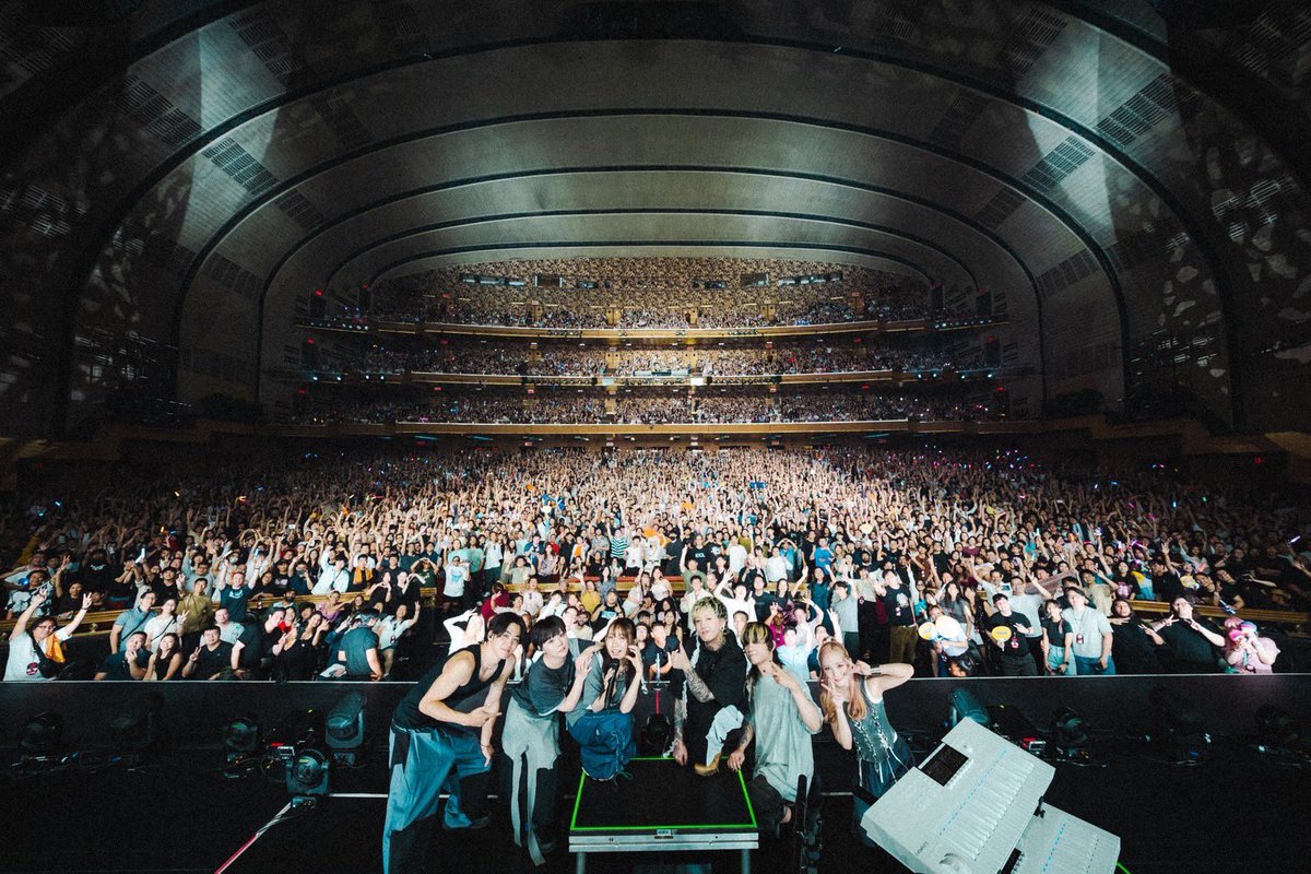 YOASOBI_staff's tweet photo. Thank you NewYork📢
We are YOASOBI from JAPAN🇯🇵
See you next time!!!!

Photo by @shumpei_1002 https://t.co/ceIu5QoNWD