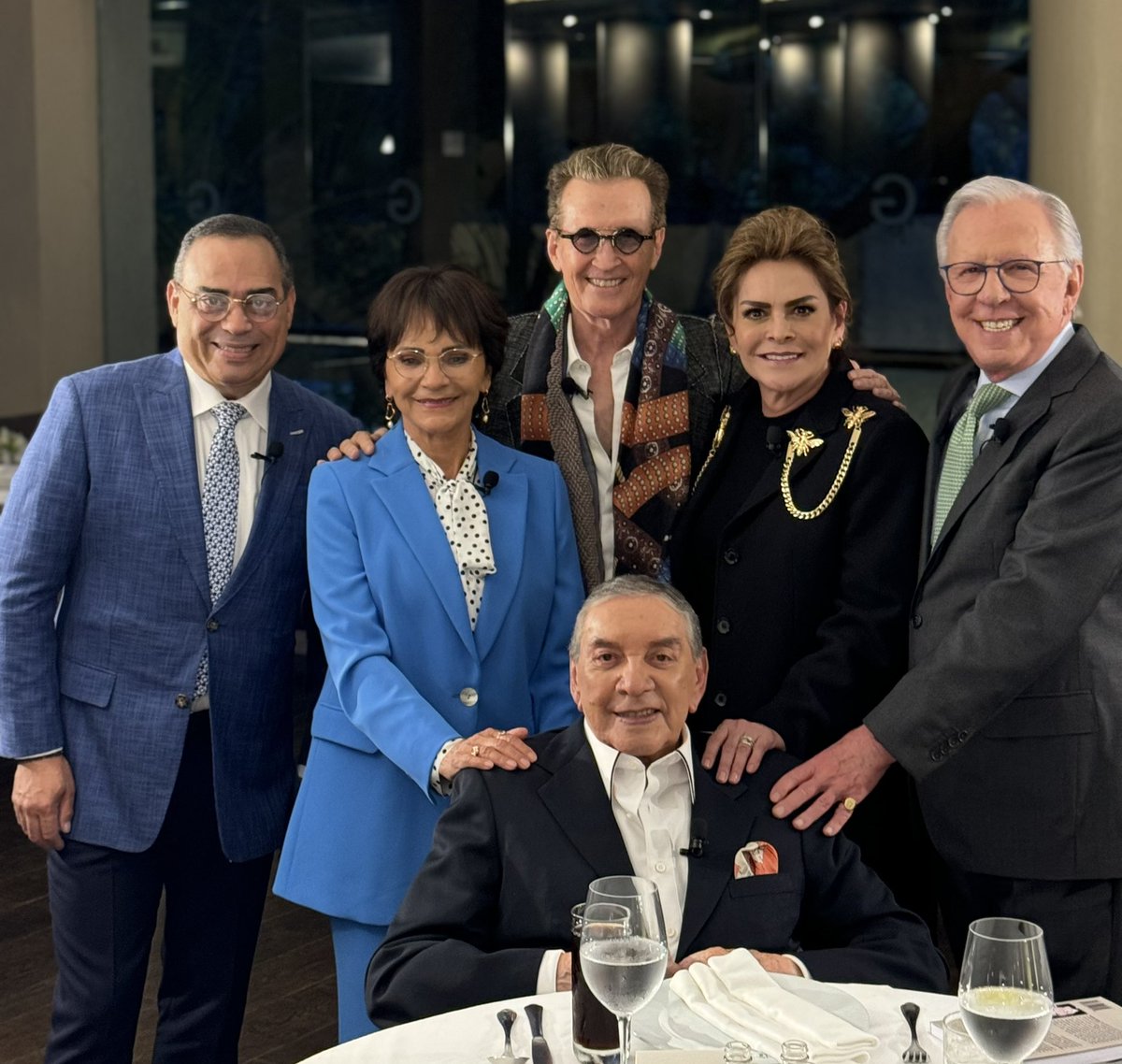En Vivo con #MarcoAntonioMuñiz <a href="/lopezdoriga/">Joaquín López-Dóriga</a> #MaraPatricia <a href="/gilbertoSR/">Gilberto Santa Rosa</a> #PatyChapoy youtube.com/live/c1shhdDJo…