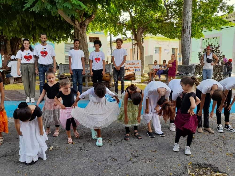 En modo verano y con mucho arte por transmitir llegaron los miembros de la Compañía de Teatro Musical Infantil Vida hasta La Marina matancera con Laboratorio Artístico “Juego de roles”.
#PeriodicoGiron :
giron.cu/2024/08/06/pin…
