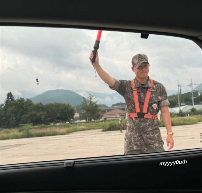 CYBERPUNKWH's tweet photo. LOOK AT MY TRAFFIC CONTROLLER DAWG WE'RE ALL GONNA CRASH https://t.co/OJZGGewzO5