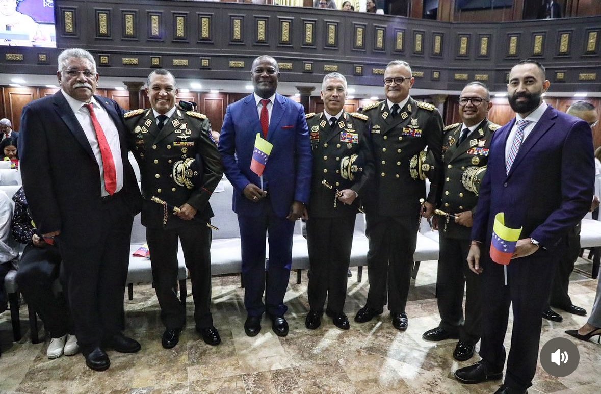 FelixOsorioG's tweet photo. Sesión Solemne desde la Asamblea Nacional, con motivo de la  Conmemoración al BICENTENARIO de la BATALLA de JUNÍN. El discurso de orden lo dictó el  doctor Omar Hurtado Rayugsen. Felicitaciones profesor. https://t.co/odDQfYzg46