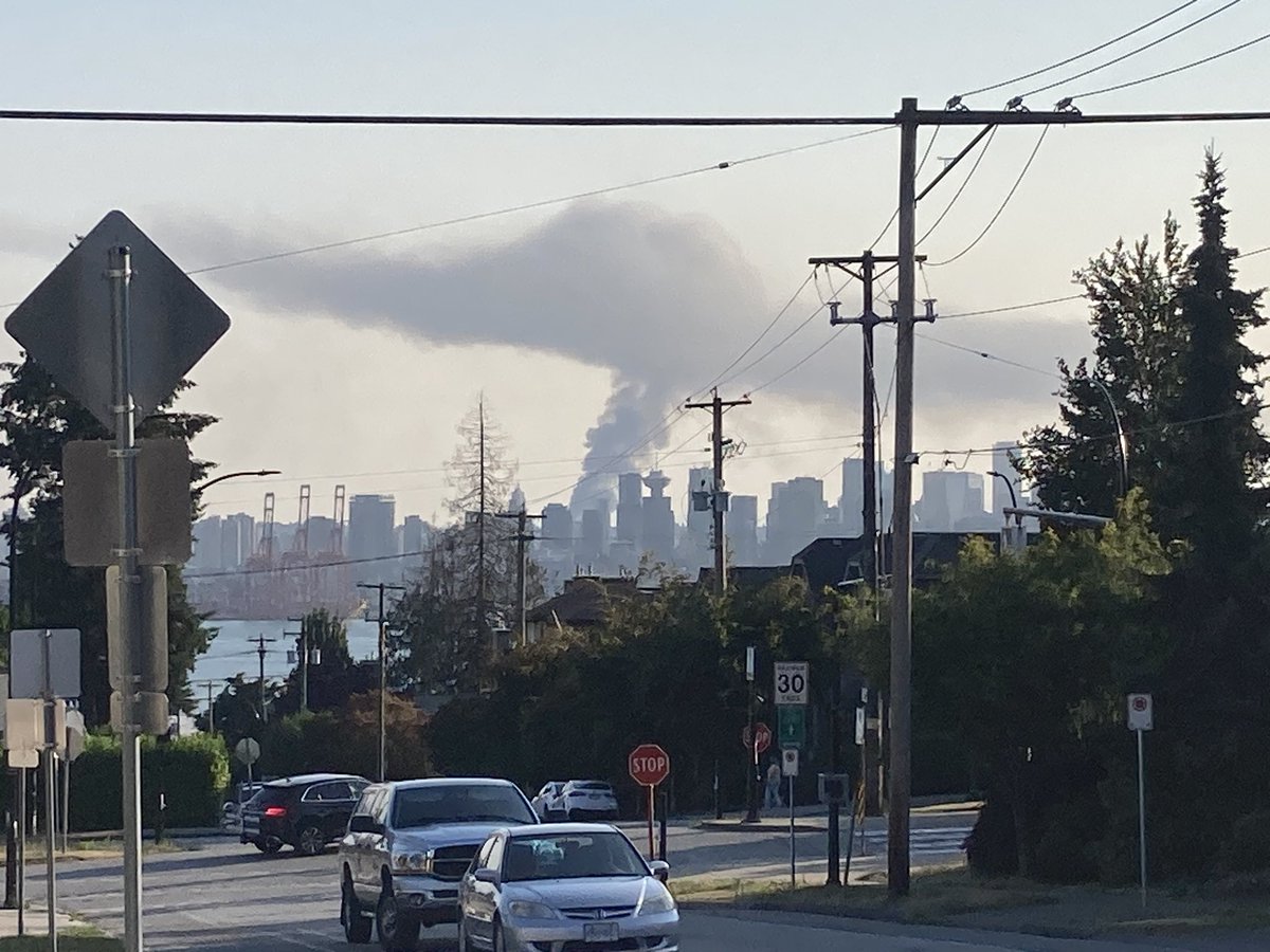 meteo_matt's tweet image. One of two large fires burning in Van right now. Grey plume indicates heavy water being applied which is great.