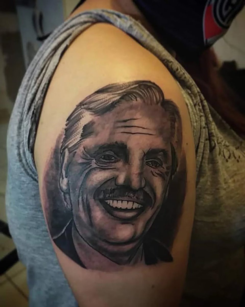 trappomiller's tweet photo. alguien puede pensar en la piba feminista que se tatuó esto? pobre se debe querer cortar el brazo https://t.co/E9noyXpwFb