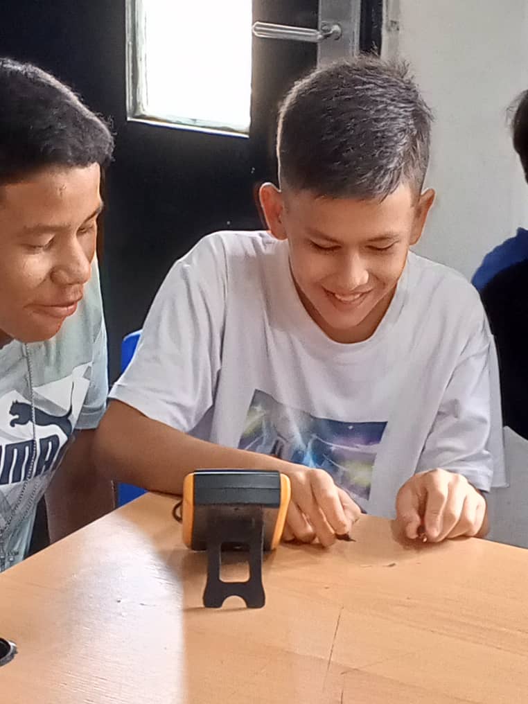 Hoy seguimos formando a nuestros niños y jóvenes, compartiendo los fundamentos basicos de la electrónica #CienciaParaLaVida ciencia para todas y todos, desde el Infocentro Hugo Chávez El Comandante de la Pquia El Cuji
 <a href="/Gabrielasjr/">Gabriela Jiménez</a> 
<a href="/InfocentroOce/">Infocentro_Vzla3</a> 
<a href="/LaRosaInfoVE/">LaRosaInfoVE</a> 
@BrigadaLara1