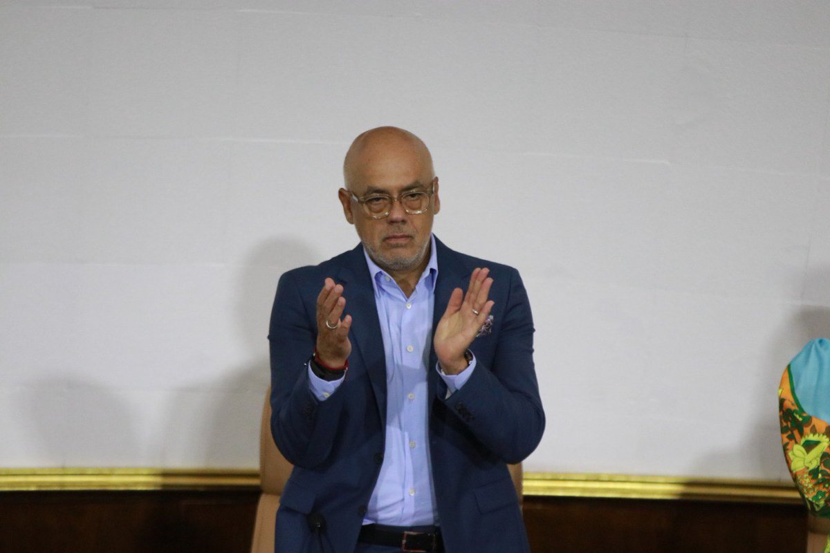 #SesiónSolemne de la <a href="/AsambleaVE/">Asamblea Nacional</a>

"Hemos escuchado el conocimiento, la sapiencia, el estudio de nuestra historia patria, pero en forma de historia viva, del quehacer cotidiano, y en forma de defender el Legado de nuestros padres fundadores, el legado del Libertador", <a href="/jorgerpsuv/">Jorge Rodríguez</a>