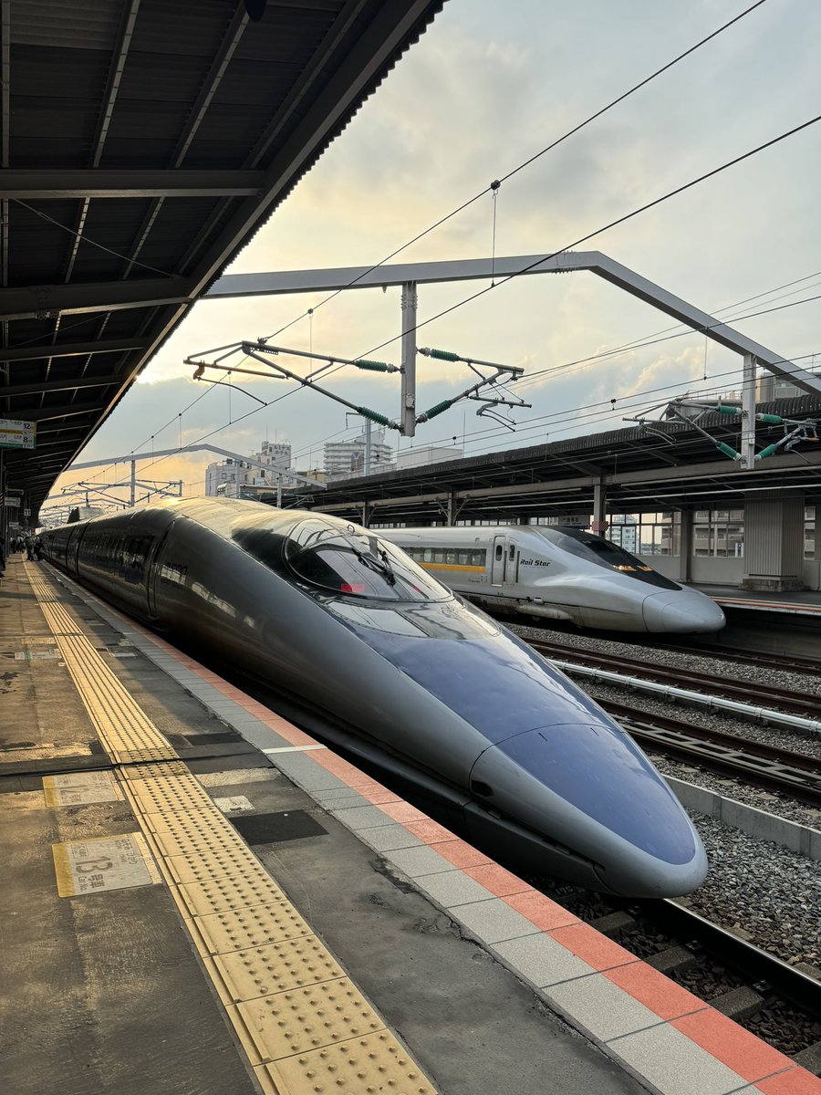222ma222's tweet photo. 夕陽と500系🚄×スールスター💫
お気に入りのシーンです😌
最後まで応援したいですよね📣
500系、レールスターいつもありがとう🙏
#jr西日本 #山陽新幹線 #新幹線 #shinkansen #鉄道 #railroad #railways #500系 #series500 #type500 #700系 #レールスター #Railstar #series700 https://t.co/hqcSWWvhj2