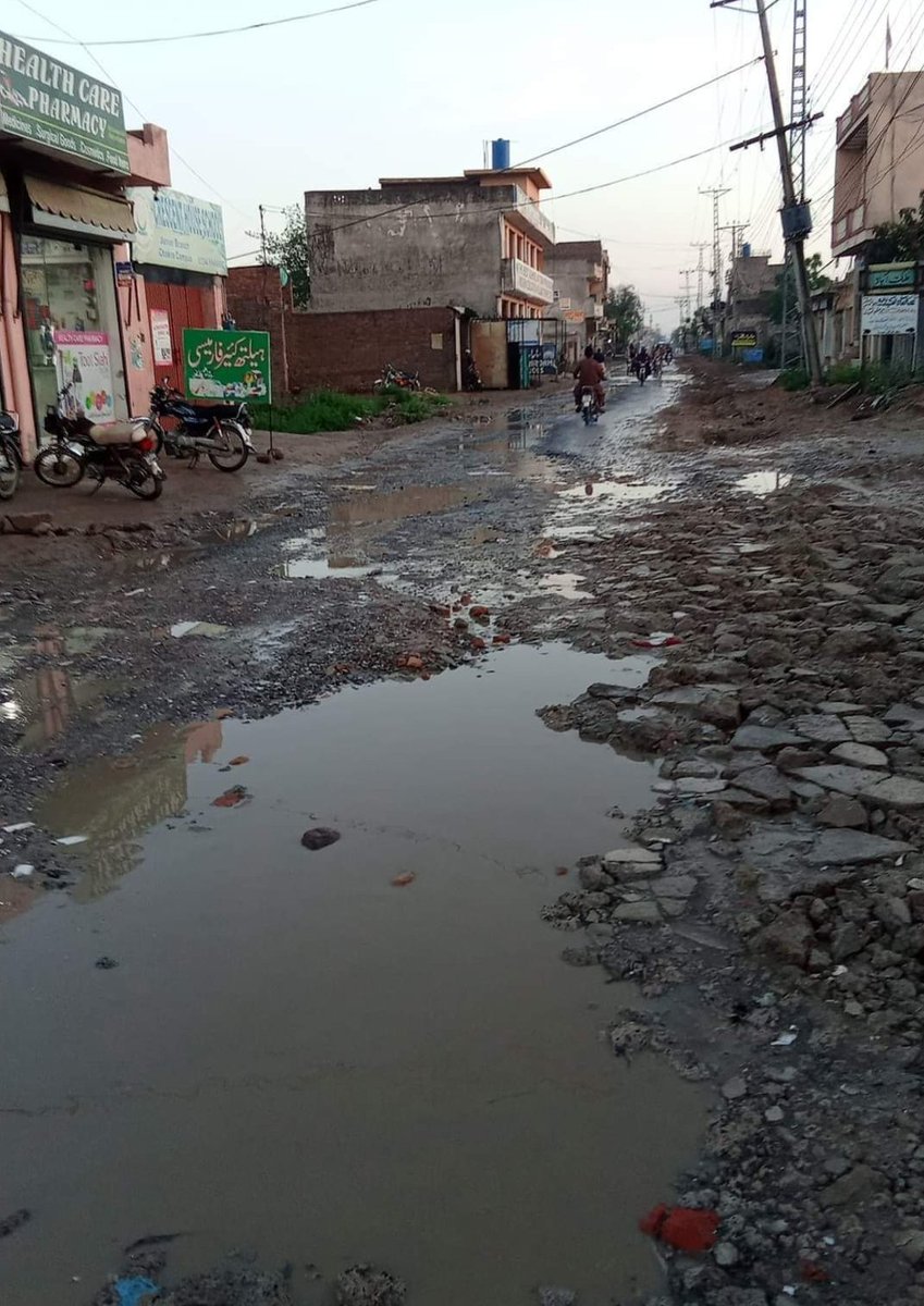Konwiki13's tweet photo. @BrAqeelMalik بھاٹہ چوک کرم آباد گلشنِ خورشید ۔پرانہ چاکرہ روالپنڈی کو جانی والی روڈ ہے ۔پچھلے کئی ماہ سے اس روڈ کا برا حال ہے ۔اس پر دن میں ہزاروں لوگ گزرتے ہیں ۔روڈ کے دونوں سائیڈ ڈرینج بند ہے۔پنجاب حکومت عوام پر رحم کرے اور اس روڈ کی مرمت کرے @MaryamNSharif  @MohsinAyubKhan https://t.co/2On24yMSAk