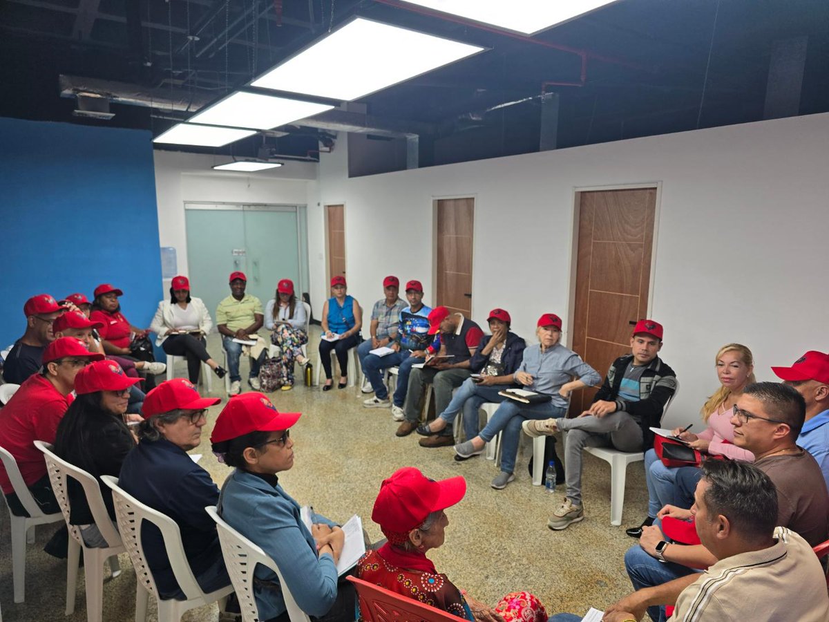 Reunión de el equipo político municipal de Chacao <a href="/PartidoPSUV/">PSUV</a>, seguimos con mucha fuerza y con pie de lucha respaldando la victoria de nuestro presidente electo <a href="/NicolasMaduro/">Nicolás Maduro</a>