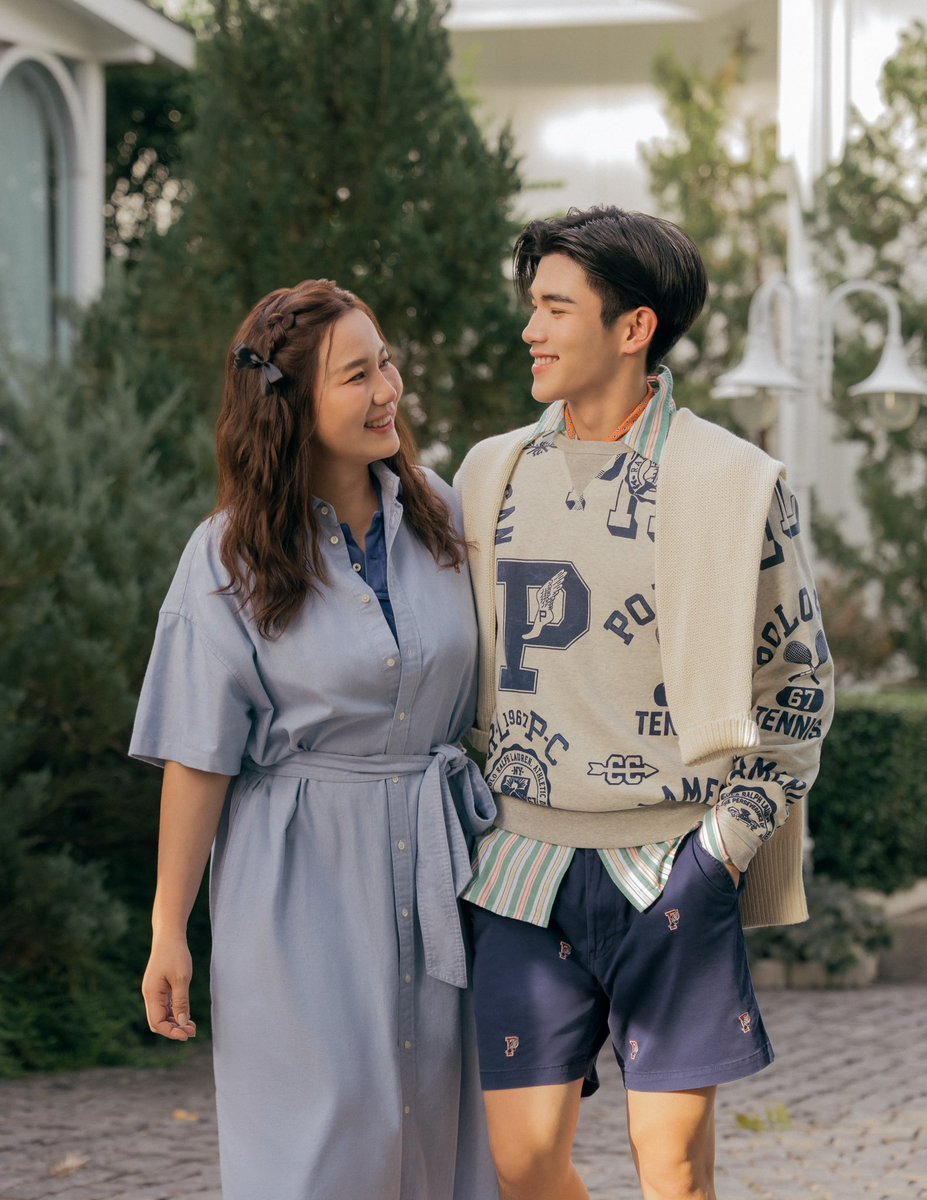 ELLEThailand's tweet image. ใครเห็นก็ยิ้มตาม! เปิดภาพของ โฟร์ท ณัฐวรรธน์ @tawattannn พร้อมด้วยคุณแม่ ในแคมเปญสุดพิเศษต้อนรับวันแม่กับ Polo Ralph Lauren ในลุคจากคอลเล็กชั่น Pre-Fall 2024 สไตล์ Heritage Preppy ที่สะท้อน DNA ของแบรนด์อย่างลงตัว

#ELLEThailand 
#PoloRalphLaurenTH #Fourthnattawat