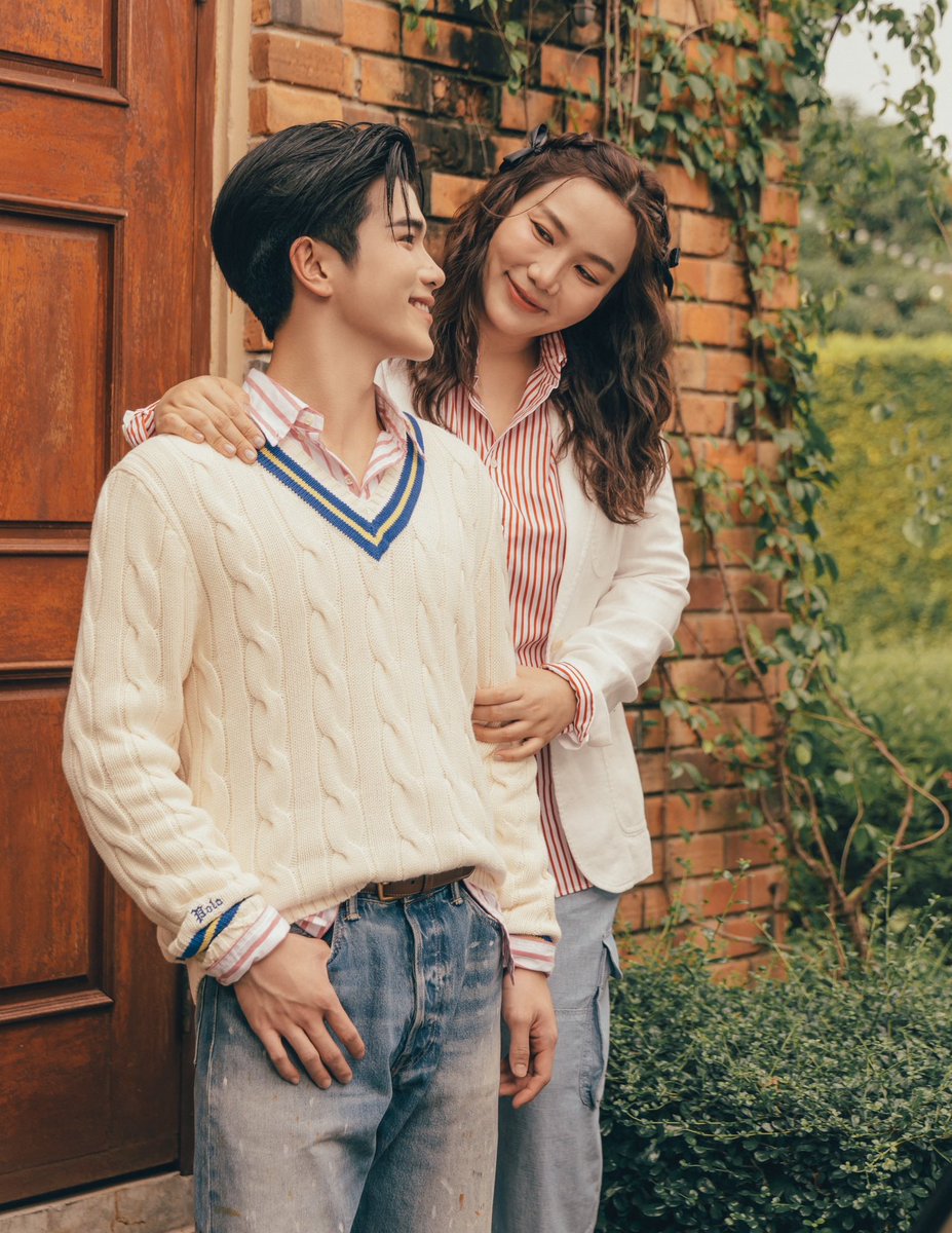 ELLEThailand's tweet image. ใครเห็นก็ยิ้มตาม! เปิดภาพของ โฟร์ท ณัฐวรรธน์ @tawattannn พร้อมด้วยคุณแม่ ในแคมเปญสุดพิเศษต้อนรับวันแม่กับ Polo Ralph Lauren ในลุคจากคอลเล็กชั่น Pre-Fall 2024 สไตล์ Heritage Preppy ที่สะท้อน DNA ของแบรนด์อย่างลงตัว

#ELLEThailand 
#PoloRalphLaurenTH #Fourthnattawat