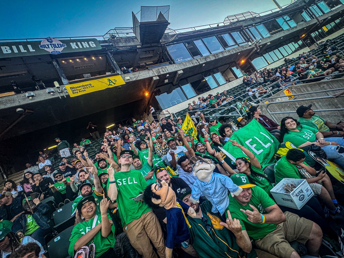 LastDiveBar's tweet photo. Fuck John Fisher!!! 🖕🏽

Fuck Jerry Reinsdorf!!! 🖕🏽

Fuck Rob Manfred!!! 🖕🏽

And to the 28 other owners…FUCK YOU TOO!!! 🖕🏽 https://t.co/HSVccPghbo