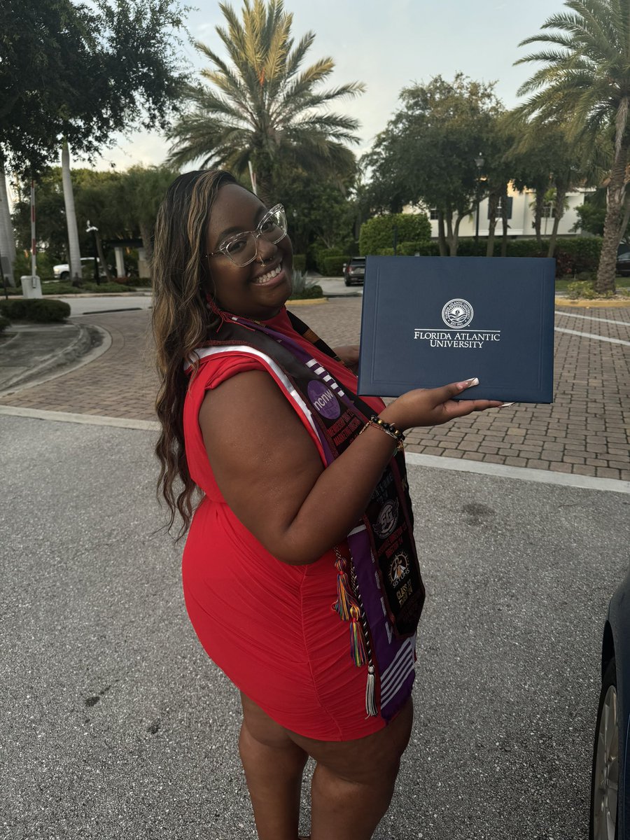 Noadiaaaa's tweet image. Graduated!!! 🎓 big BSW!