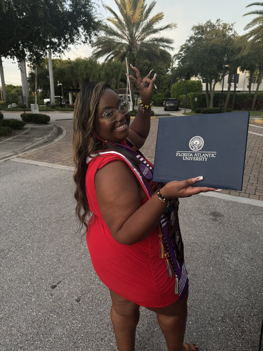 Noadiaaaa's tweet image. Graduated!!! 🎓 big BSW!