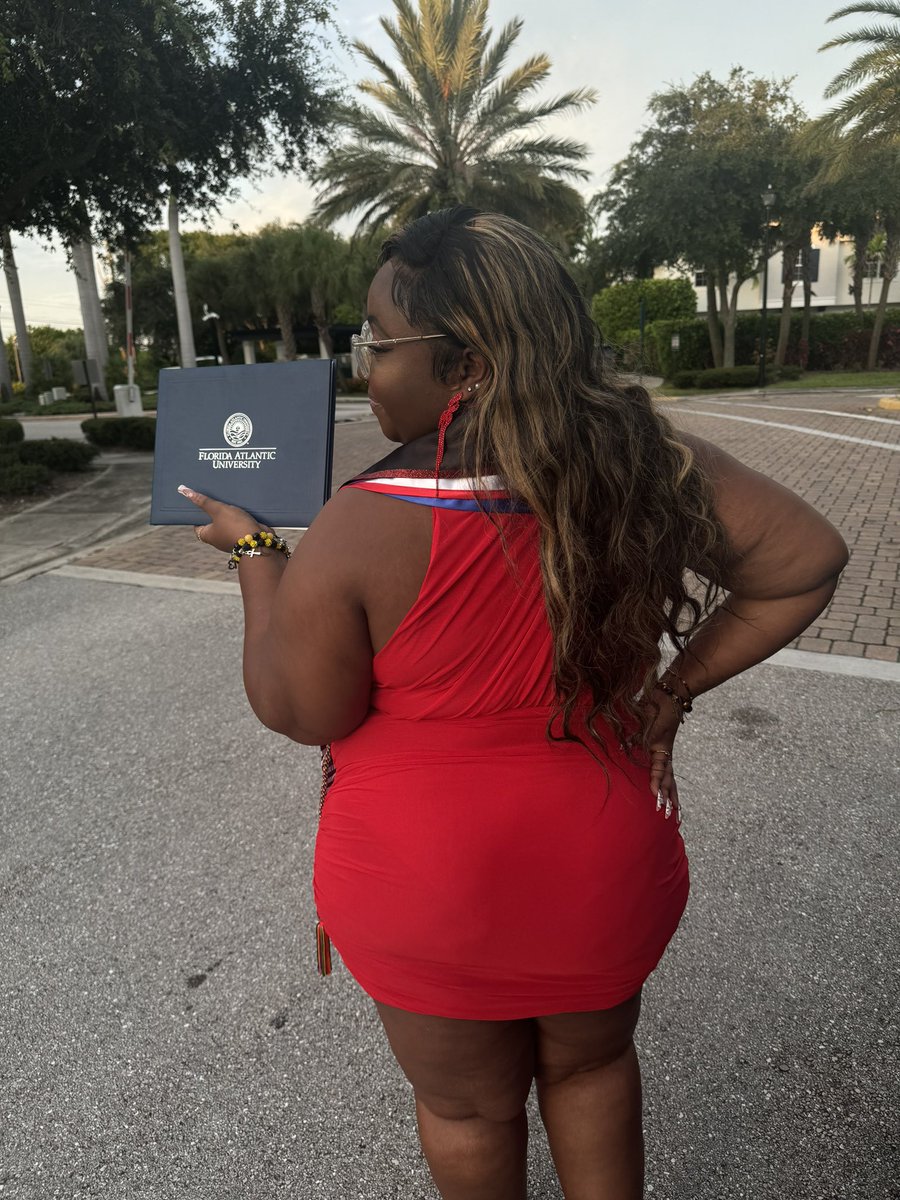 Noadiaaaa's tweet image. Graduated!!! 🎓 big BSW!