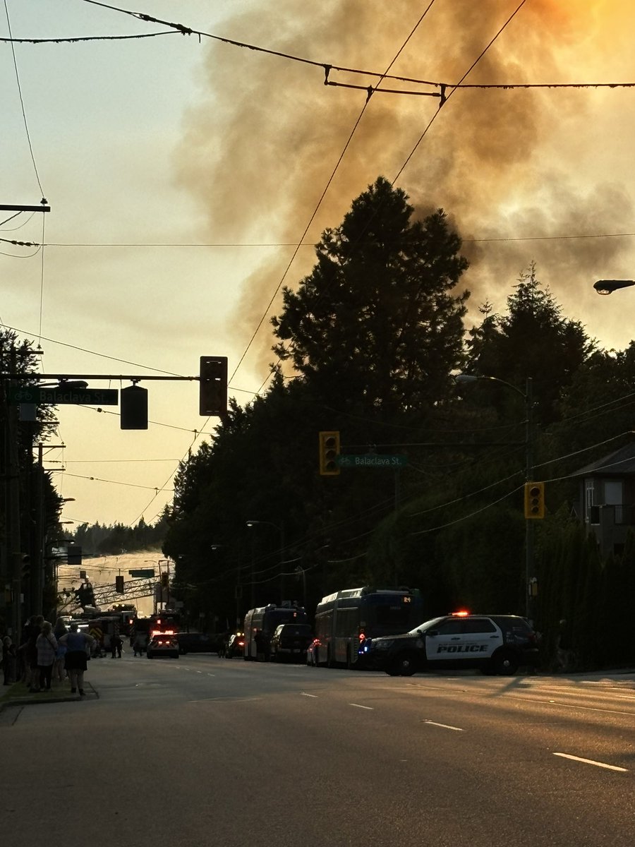 The roads are fully blocked in West 41st. A lot of water trucks working on this fire but saw it start and would be surprised if intentional. #vanpoli <a href="/bobmackin/">Bob Mackin</a> <a href="/GlobalBC/">Global BC</a> <a href="/CKNW/">CKNW</a>